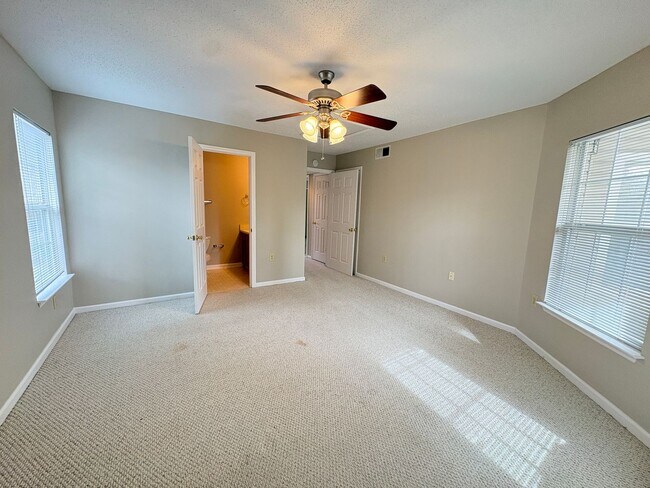 Building Photo - 2 Bedroom, 2 Bathroom Condo in High Point!