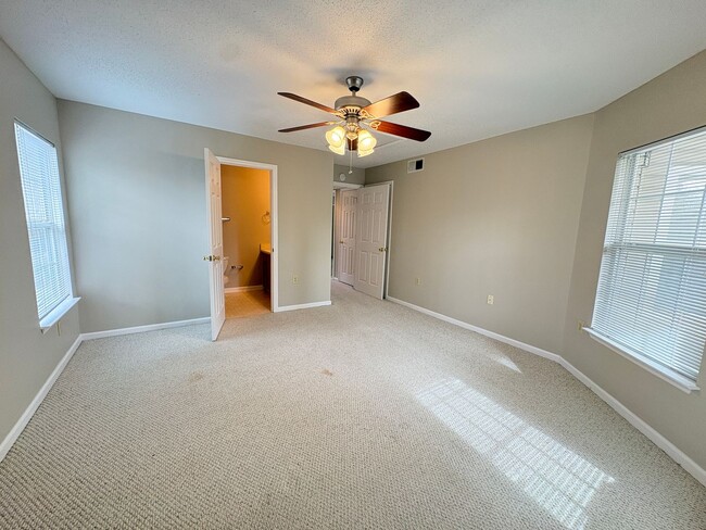 Building Photo - MOVE IN SPECIAL: 2 Bedroom, 2 Bathroom Condo in High Point!