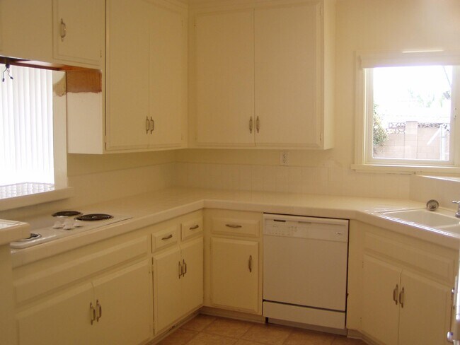 Building Photo - 10854 Reseda Blvd