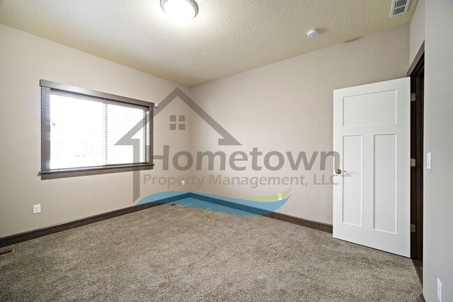 Building Photo - 3 Bedroom 2 Bathroom Home with Attached 3 Car Garage Available in Coeur d'Alene!