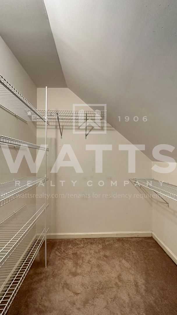 Building Photo - 4 Bedroom, 4.5 Bath Home in Heart of Hoover