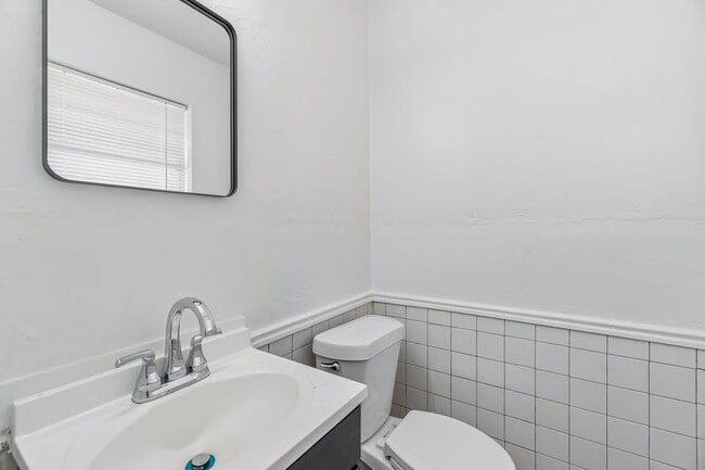 Building Photo - 601 N Idaho Ave