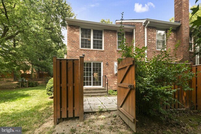 Building Photo - 2514 S Walter Reed Dr