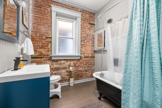 Building Photo - Beautiful home with fenced in yard and covered rear deck in Southwest Garden