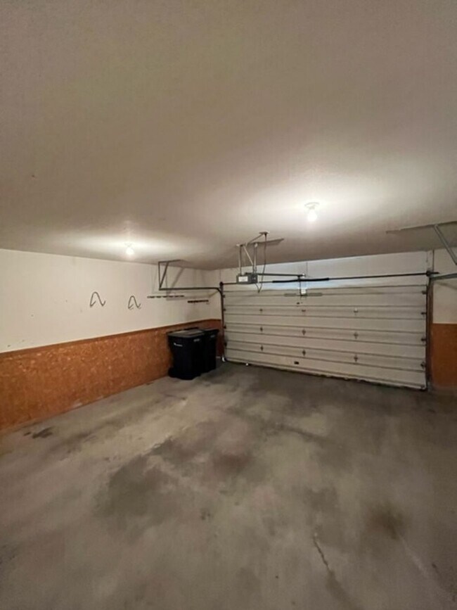 Building Photo - 330