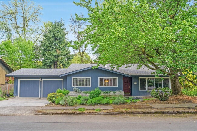 Building Photo - Spacious, well-cared for 4-bdrm/3-bath spl...