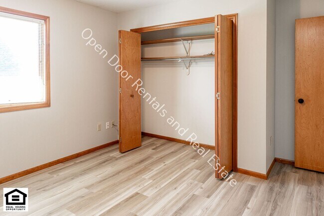 Building Photo - Fort Wayne Rising 1420/1422 Flagstone
