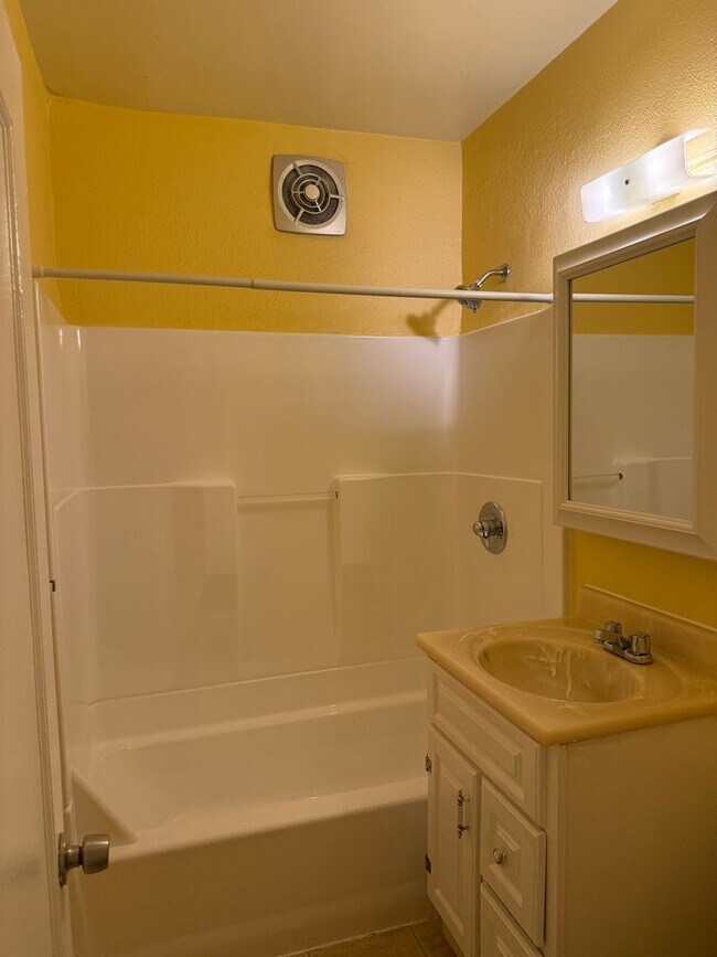 Building Photo - Charming 1-Bedroom Apartment in the Heart ...