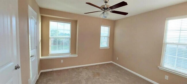 Building Photo - 455 Gina Dr
