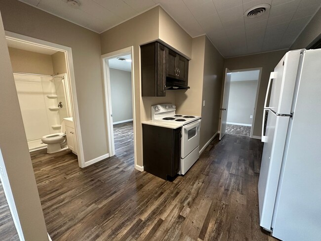 Building Photo - 2 Bedroom, 1 Bathroom Upper Level Apartment!