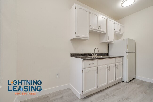 Building Photo - 1518 3/5 Wilton -112D