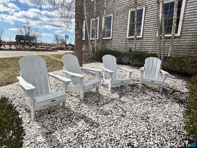 Building Photo - 60 Willow St