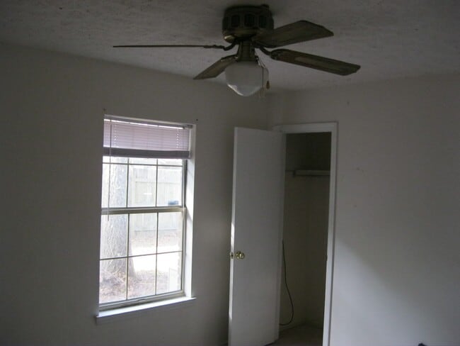 Building Photo - Cozy Home