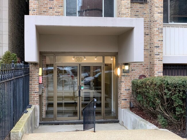Building Photo - 510 W Fullerton Pkwy