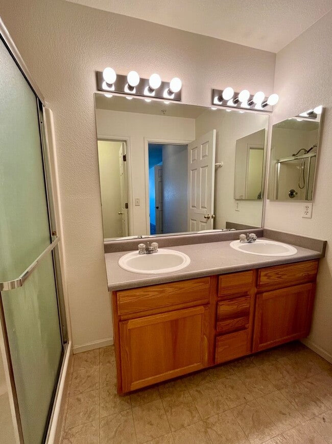 Building Photo - Adorable 3 story, 3BR/3.5BA Townhome w/ detached garage!