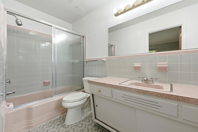 Building Photo - 205 S Palisades Dr