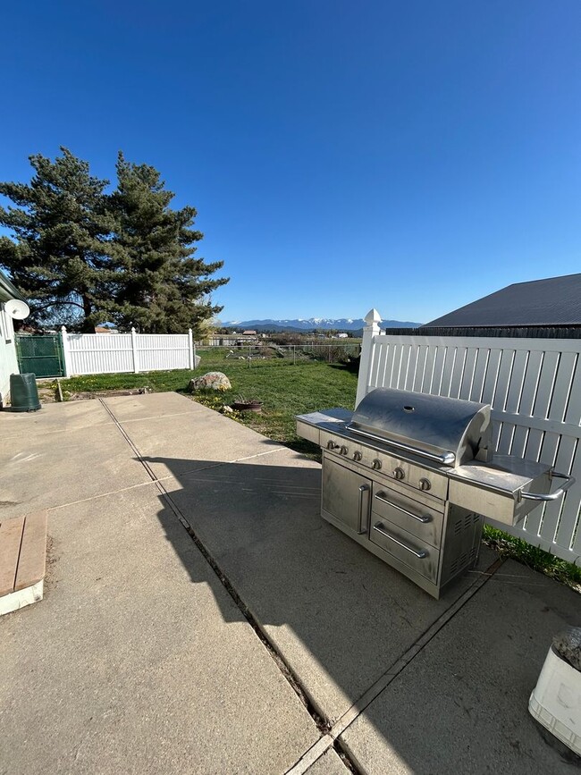 Building Photo - For Lease: 3BR/2BA Home with Spacious Yard...