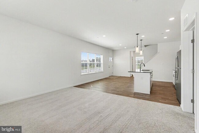 Building Photo - 7884 Oakbrook Dr