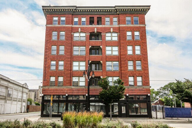 Building Photo - Beautiful 2 Bedroom Renovated Apartment Wa...