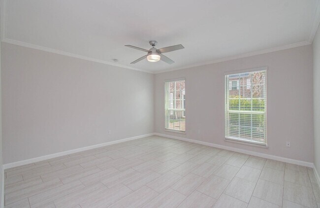 Building Photo - 355 N Post Oak Ln