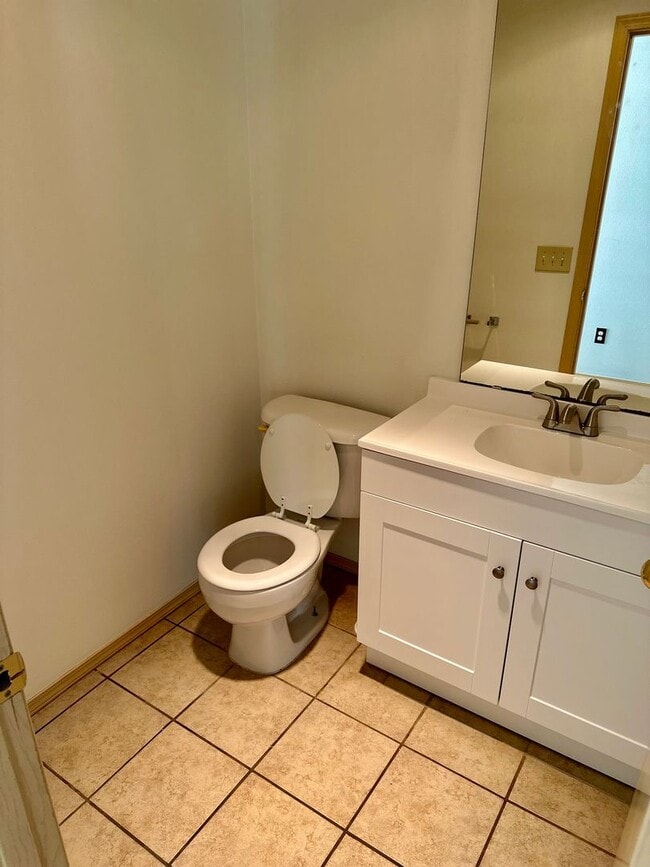 Building Photo - 3bed/2.5 bath home available NOW! Pet frie...