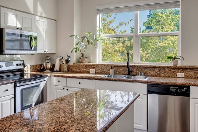 Building Photo - 3 Bed/ 2.75 Bath Townhome in Lynwood