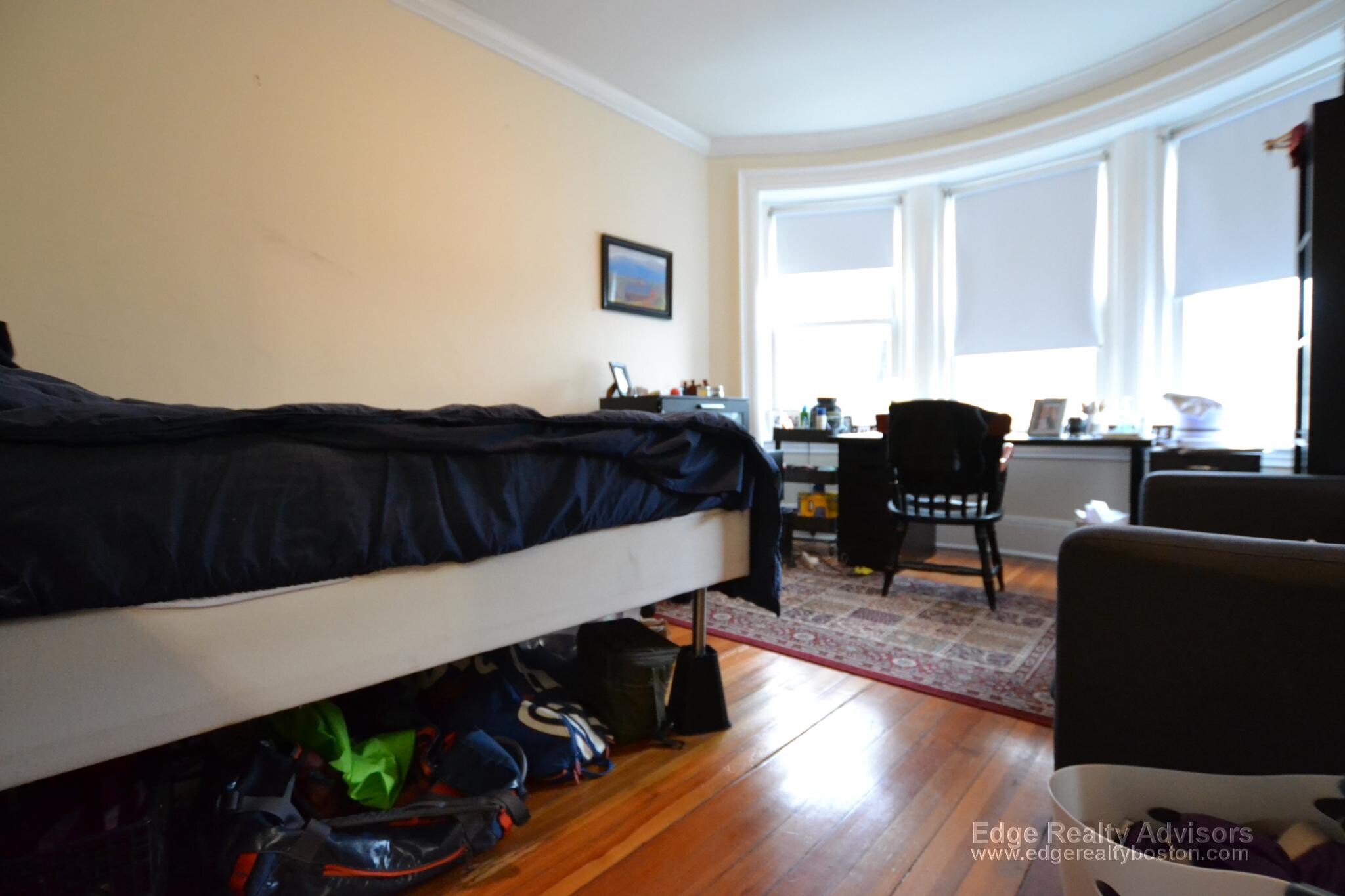 Building Photo - 18 Sutherland Rd