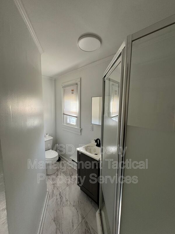 Building Photo - 2907 Oakwood Ave