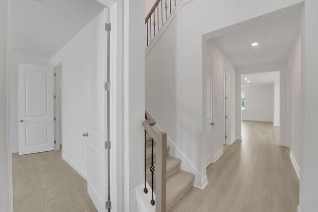 Building Photo - "Spacious 4-Bedroom Gem with 3 Full Baths in Charming Winter Garden!"