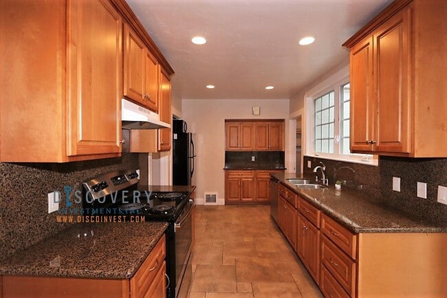 Building Photo - Upper Rockridge 3 Bedroom Home