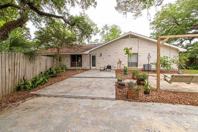 Building Photo - 1316 Old Spanish Trail