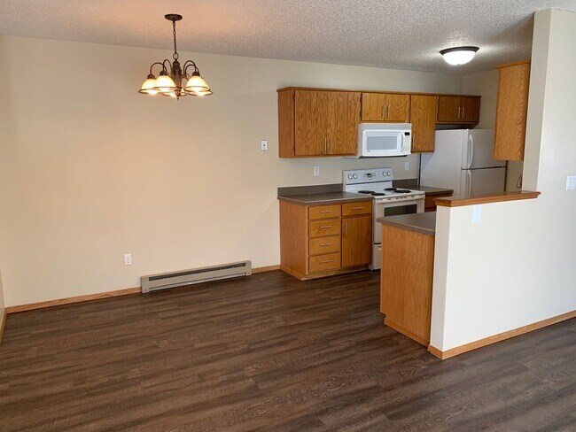 Building Photo - 4 Bed, 2 Bath Twinhome in South Fargo!