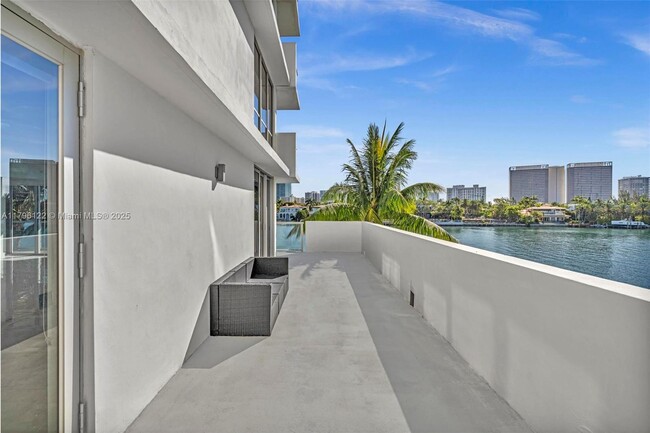 Building Photo - 9901 E Bay Harbor Dr