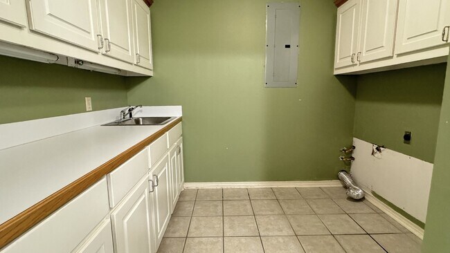 Building Photo - 203 Williamsburg Dr