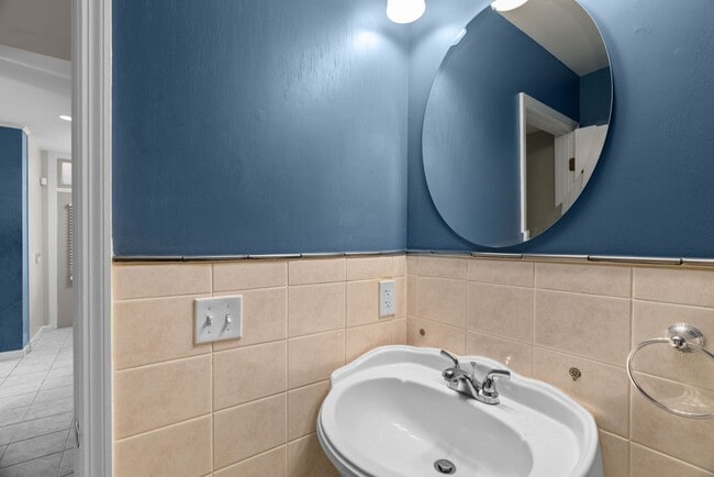 Building Photo - Modern Spacious  2 Bed  and 1.5  Bath Cond...