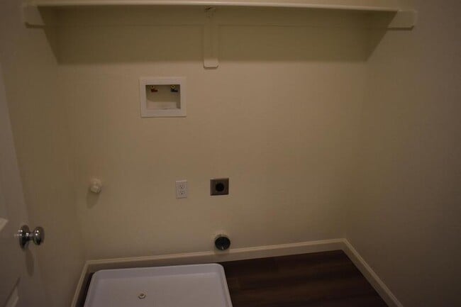 Building Photo - 708 Athena Dr