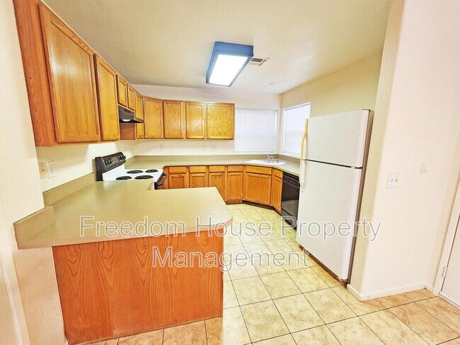Building Photo - 2321 E Calvada Blvd