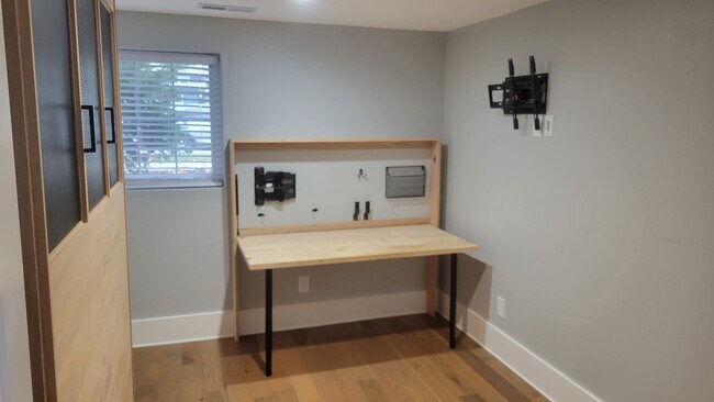 Building Photo - 308 Tamarack Ave