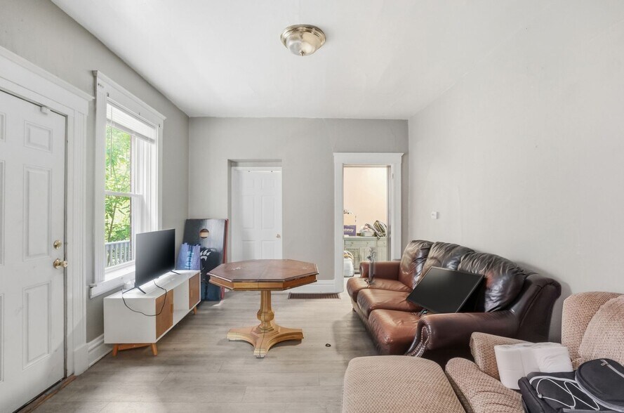 Building Photo - 2661 Bellevue Ave