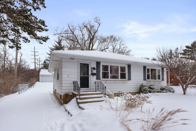Building Photo - 242 S Finley Rd