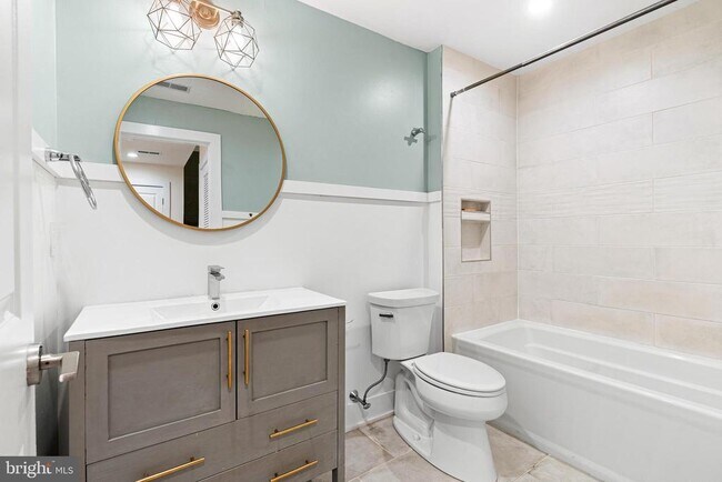 Building Photo - 1649 E Eyre St