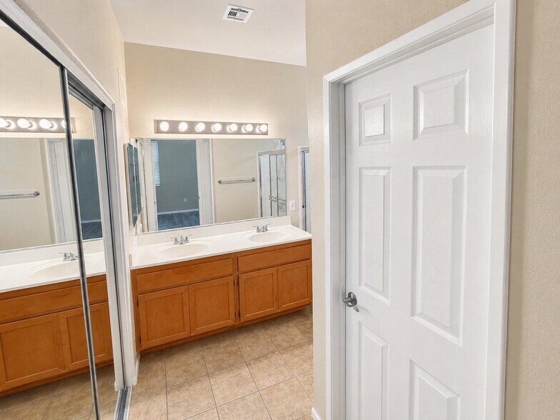 Building Photo - 2728 Black Walnut Ct