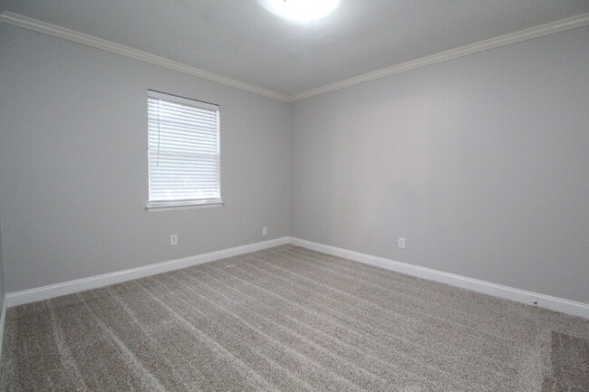 Building Photo - Updated Northeast Pensacola 3BR End-Unit Townhome Near UWF & Cordova Mall with Fresh Paint, New C...
