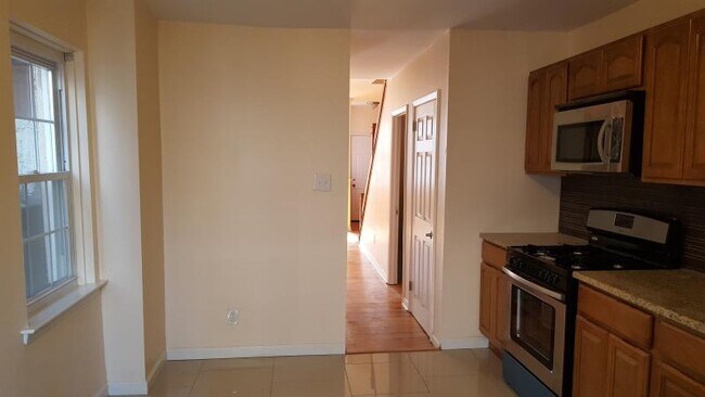 Building Photo - 533 N 33rd St