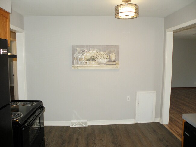 Building Photo - 3 Bed - 2 Full Bath Cape Cod for Rent in E...