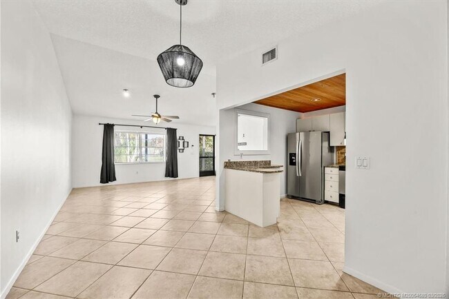 Building Photo - 1250 SE Petunia Ave