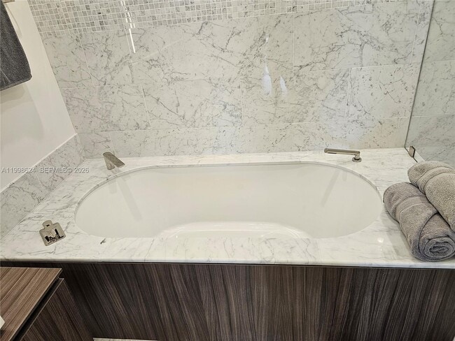 Building Photo - 1000 Brickell Plaza