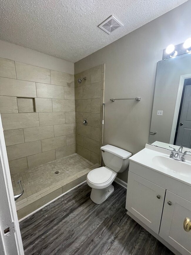 Building Photo - Must see this beautiful 3 bedroom 2.5 bath...