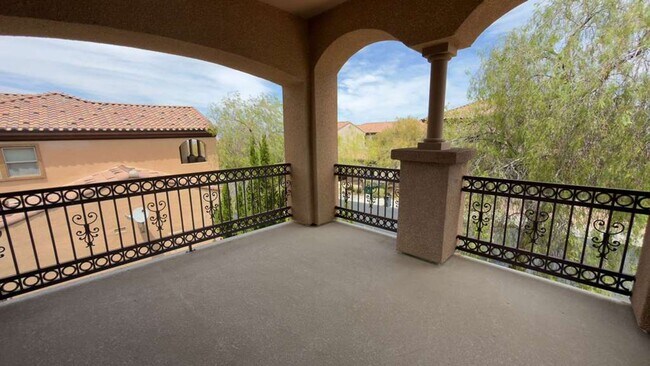 Building Photo - A Perfect Blend of Luxury, Comfort & Style