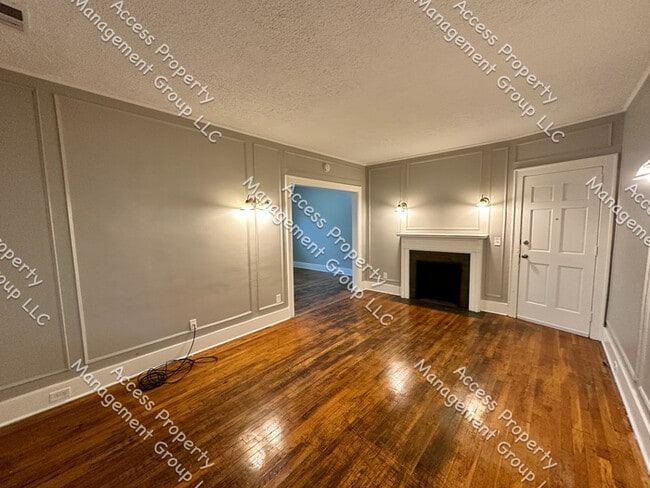 Building Photo - Large Upper 2 Bedroom SE Side Unit